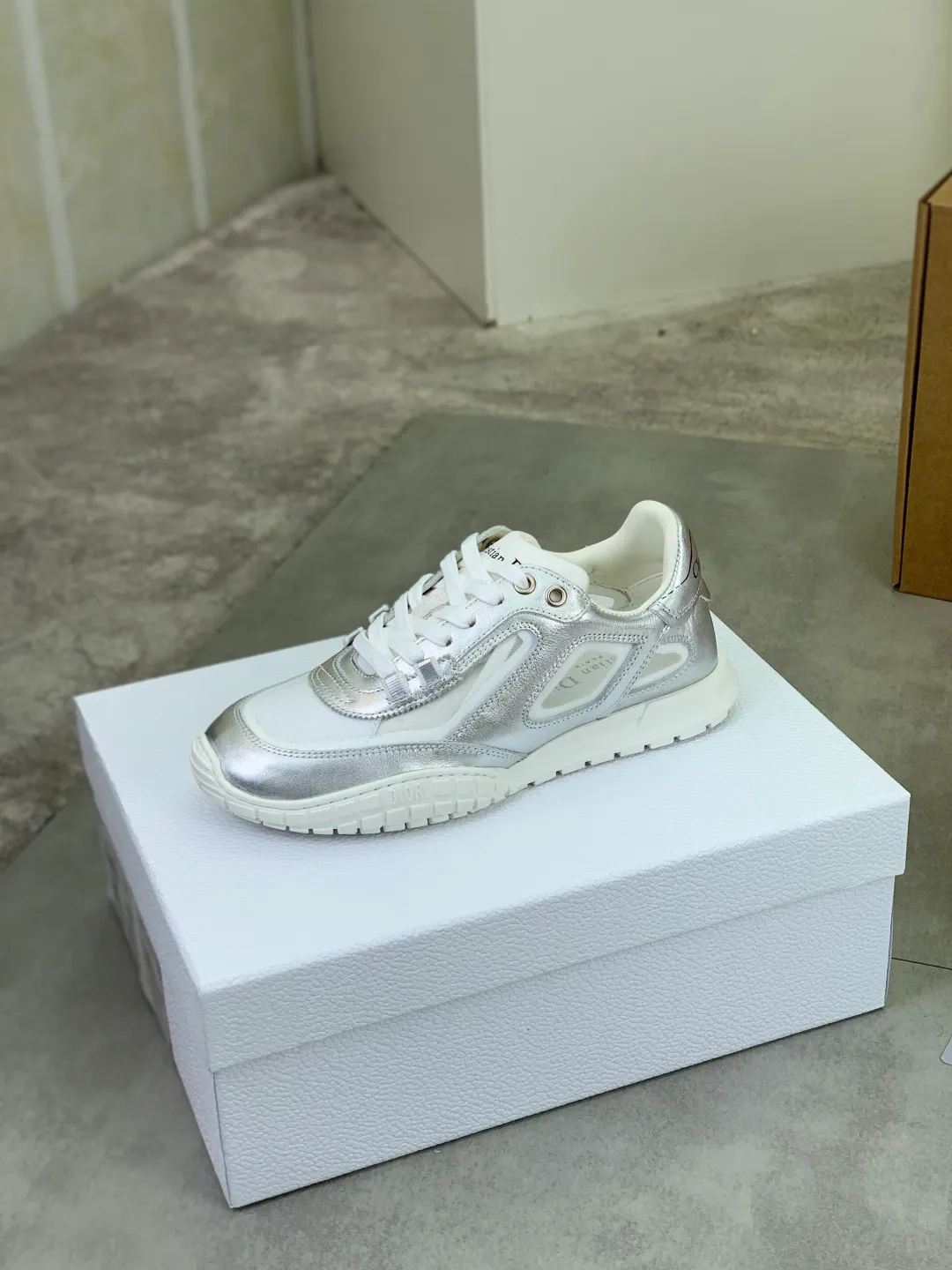 Men's men's shoes P560 new Dior Tech sneakers 2026 early spring series new products, with fashionable details, highlighting retro aesthetics. The light beige anti-suede cow leather upper is spliced ​​with apricot transparent mesh fabric on the side. The upper window edge is adhered with high-frequency flat ironing and back-pressure. It replicates the original craftsmanship, making it beautiful and comfortable without falling off. The interior is made of sheep lining of the same color and is soft and comfortable. The heel and tongue are embellished with the Paris logo. The textured TPU soles with the same color logo. The high-end version is exquisitely packaged with an airplane box, adding to the high-end style. Color: 4️⃣colors available Size: Female 35-41 Male 39-46